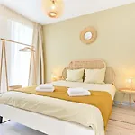 Cosmic 2br Nord10 By Alezzi -free Parking Apartment Navodari