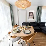Cosmic 2br Nord10 By Alezzi -free Parking *