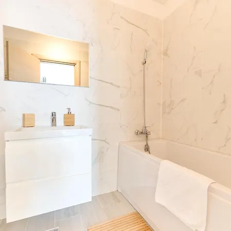 Cosmic 2br Nord10 By Alezzi -free Parking * Năvodari